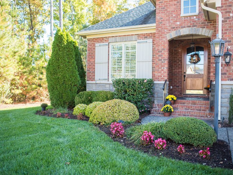 grounds-management-maintained-garden-beds