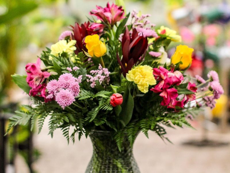 vase foral arrangement, yellow and pink flowers, carnations and lillies